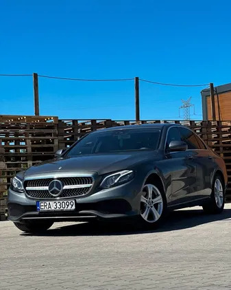 samochody osobowe Mercedes-Benz Klasa E cena 119900 przebieg: 121000, rok produkcji 2017 z Koronowo